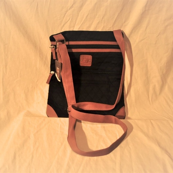 Stone Mountain Accessories Handbags - Stone Mountain Quilted Crossbody Purse New Black